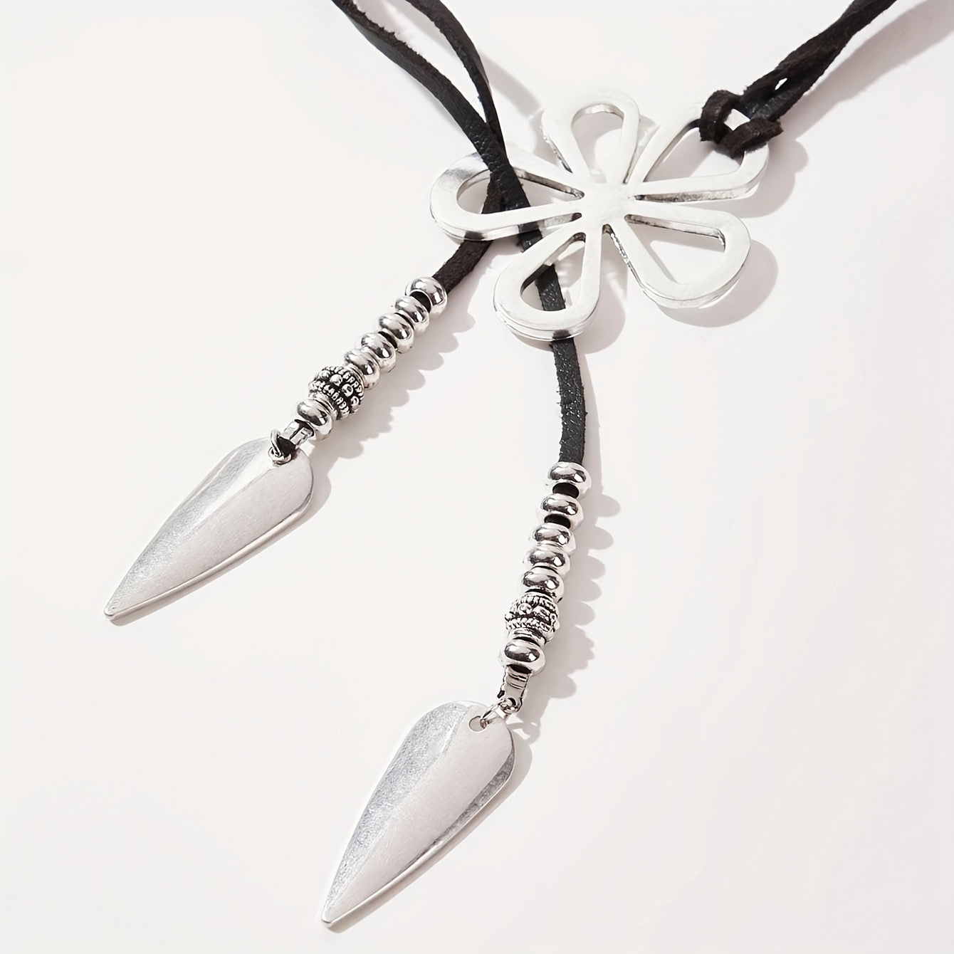 A Vintage Bohemian Hollowed-out Flower Collarbone Chain Leather Rope Y-shaped Collar Fashion Simple Beach Golden Necklace