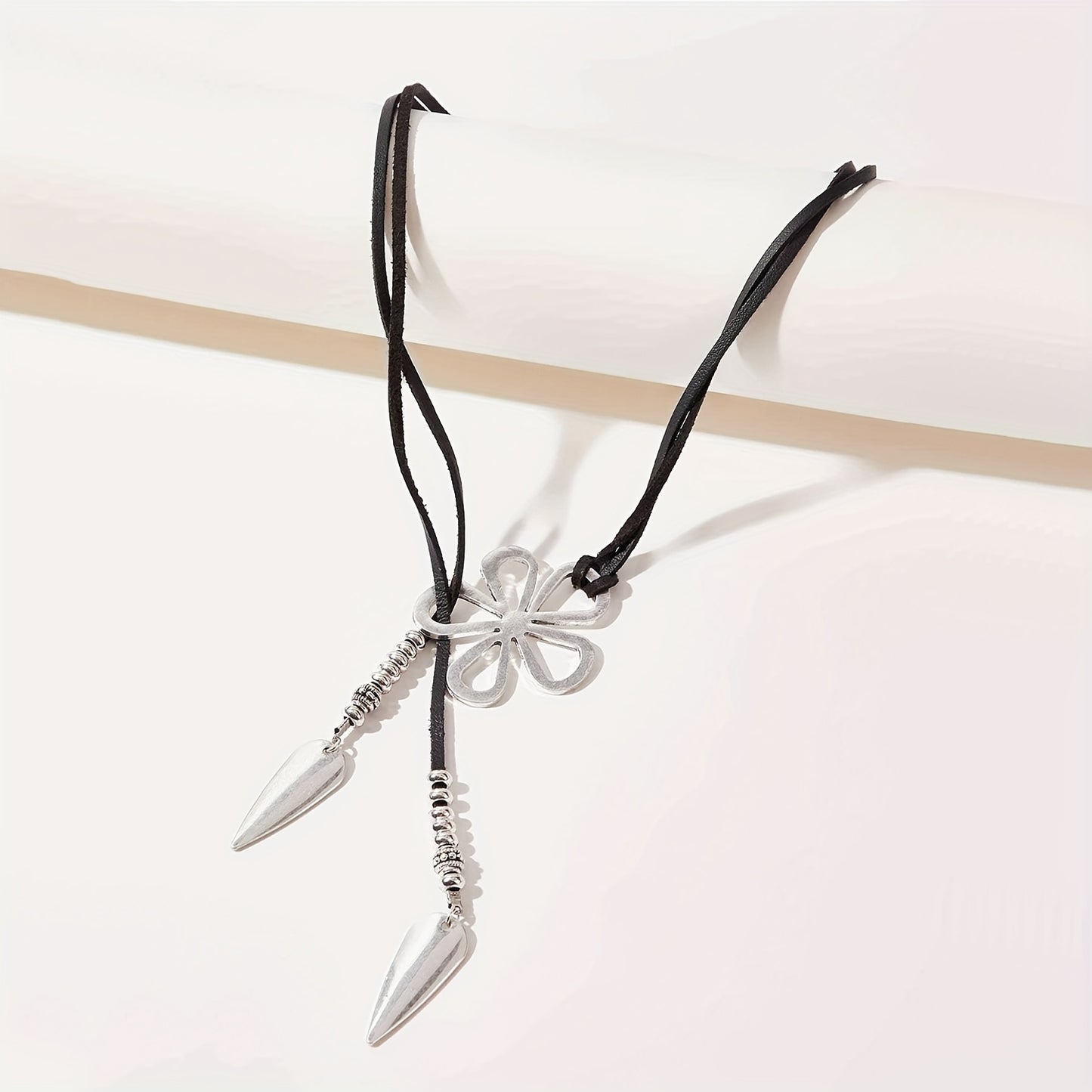 A Vintage Bohemian Hollowed-out Flower Collarbone Chain Leather Rope Y-shaped Collar Fashion Simple Beach Golden Necklace